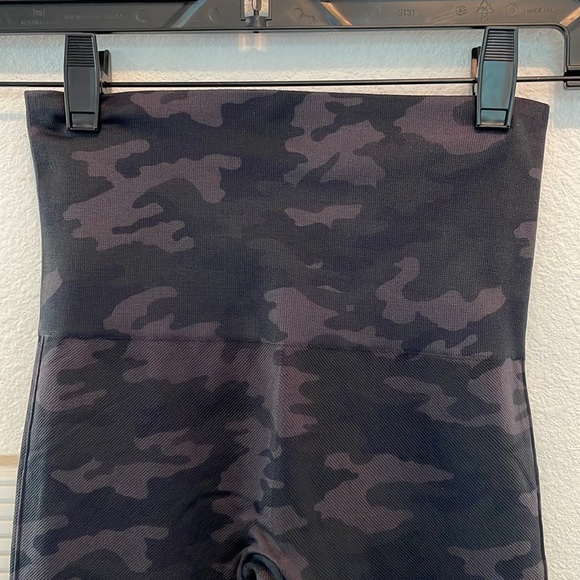 Spanx seamless leggings black camouflage in petite small - Picture 3 of 9